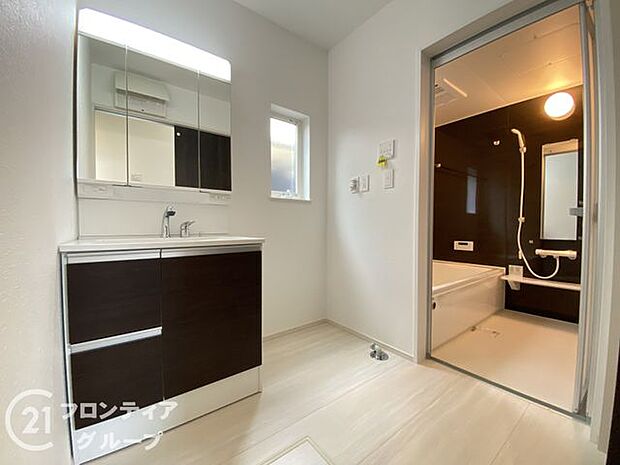 小窓付きの洗面室は、毎朝心地よい光を運んでくれるので、すがすがしい気持ちで1日をスタートできます!また、1坪以上の広い空間です!