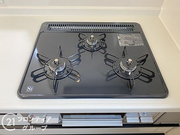 三口コンロで同時に複数の調理が可能です