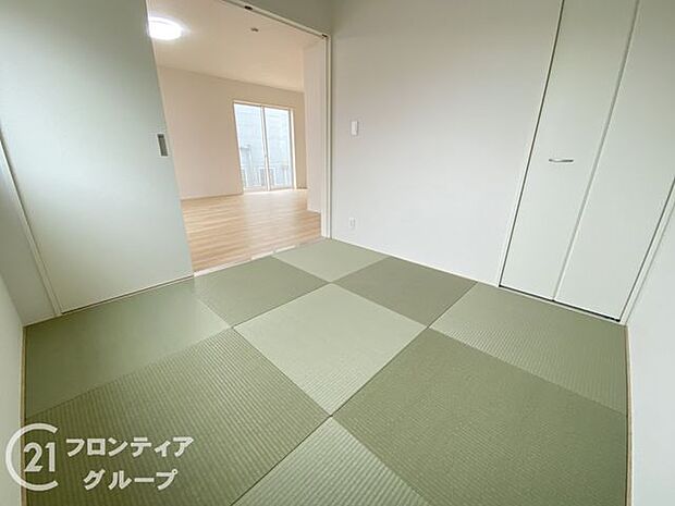 新しいい草香る畳スペースは、使い方色々!客室やお布団で寝るときにぴったりの空間ですね。