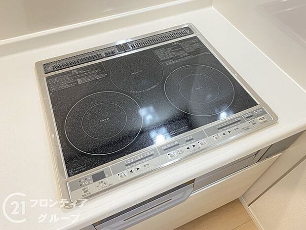 使い勝手のよい三つ口コンロ!火やガスを使わないIHクッキングヒーターなので、安全性が高くお年寄りや子供にも安心!