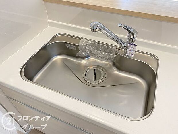 蛇口の先端に浄水器を内蔵。場所をとらない浄水器です。