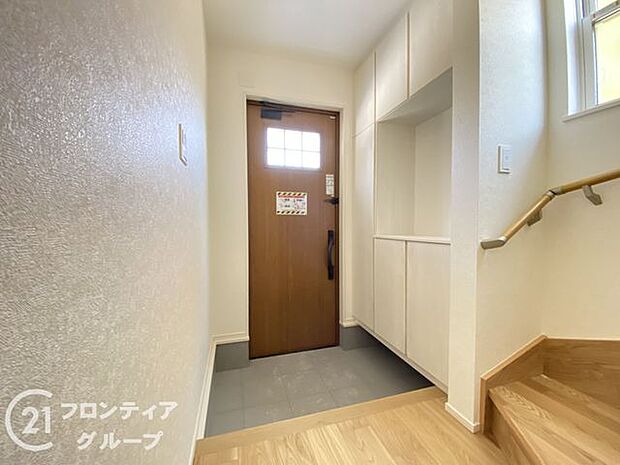 玄関ではタイルを採用しており、お掃除楽々！特にお子さまがたくさんの砂を持って帰ってきても安心ですね！