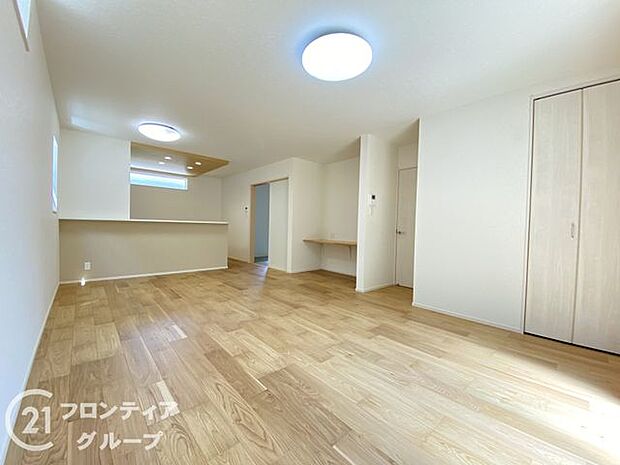 フローリングにはキズの付きにくい特殊塗装を採用し、内装やドアの仕上げは、堂々とした木目で、木の温もりを感じながらお過ごしいただけますね。