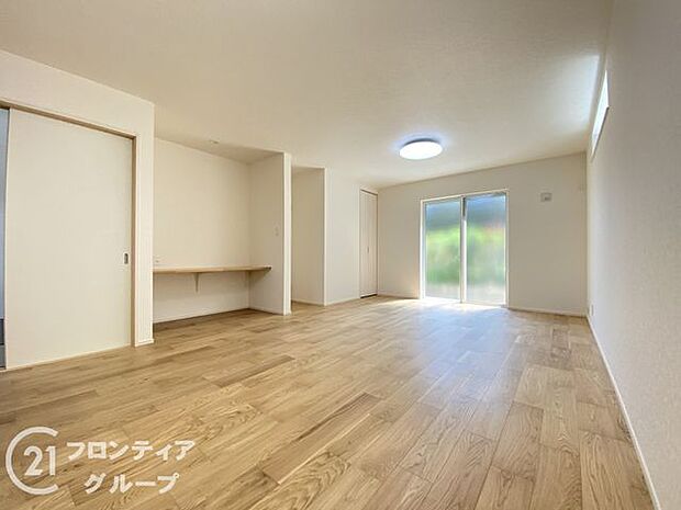 シンプルで美しいデザインのリビングは、お好みのインテリアにコーディネイトしやすく、家族がやすらぐ癒しの空間が作れますね。