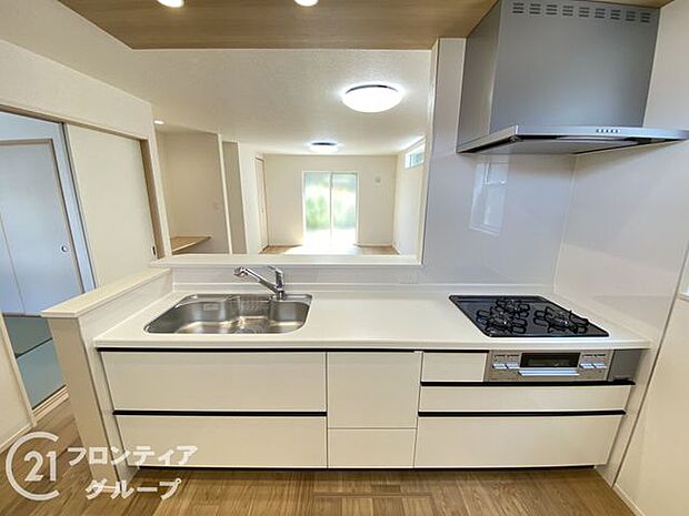 人工大理石カウンタートップ・ガラストップコンロを採用しており、お掃除ラクラク！奥様に嬉しい機能がたくさんついており、毎日のお料理も楽しくなりそうですね！