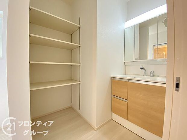 小窓付きの洗面室は、毎朝心地よい光を運んでくれるので、すがすがしい気持ちで1日をスタートできます！また、1坪以上の広い空間です！