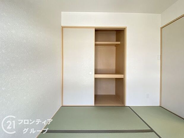 新しい畳の香りのするタタミスペースは、使い方色々。客室やお布団で寝るときにぴったりの空間ですね。