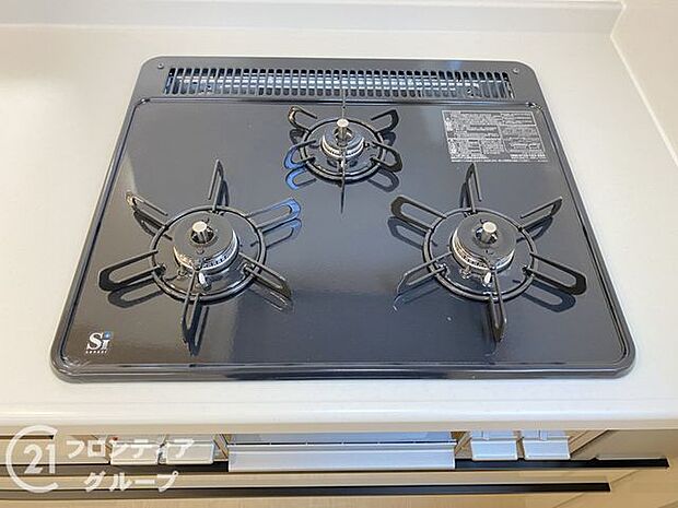 三口コンロで同時に複数の調理が可能です