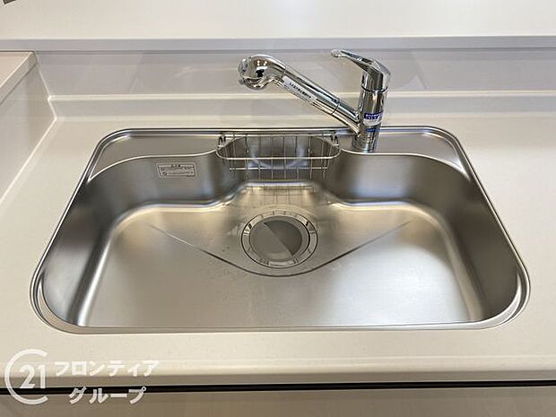 お鍋やホットプレートもすっぽりと入るワイドシンク