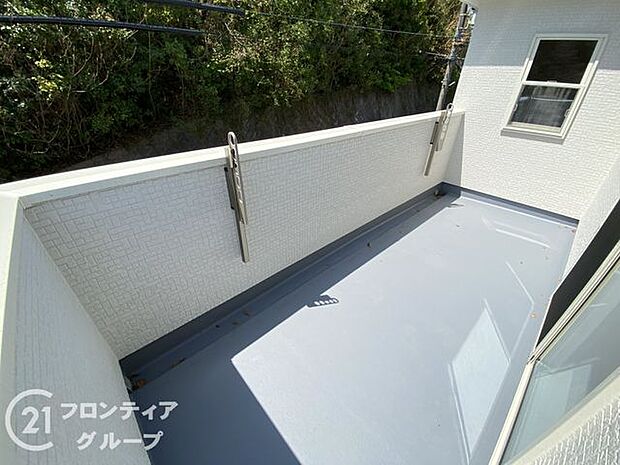 日当たりの良いバルコニーは、お洗濯が多いときも安心！たくさん干してもカラっと乾きそうです！