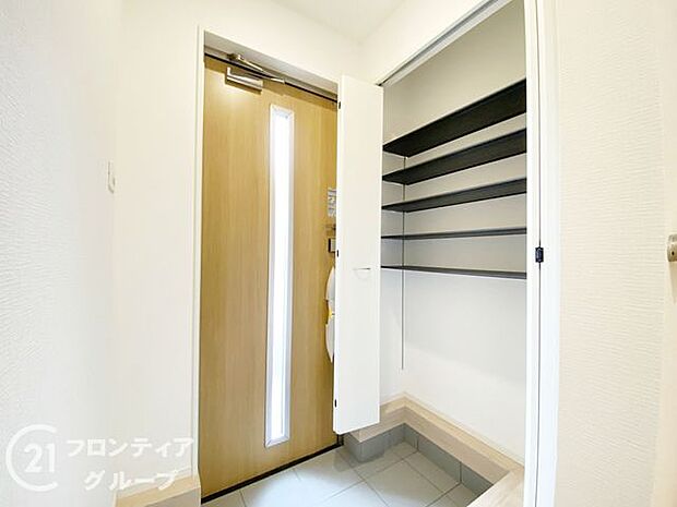 玄関は防犯性の優れたダブルロックドアです!