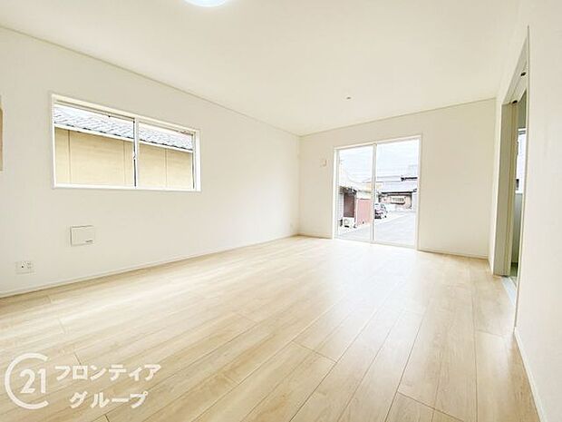 フローリングは、日常生活で床材の受ける様々な傷や、温度・湿度変化によるひび割れの発生を大幅に抑える特殊加工を施工済みです!