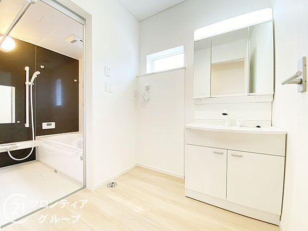 小窓付きの洗面室は、毎朝心地よい光を運んでくれるので、すがすがしい気持ちで1日をスタートできます!