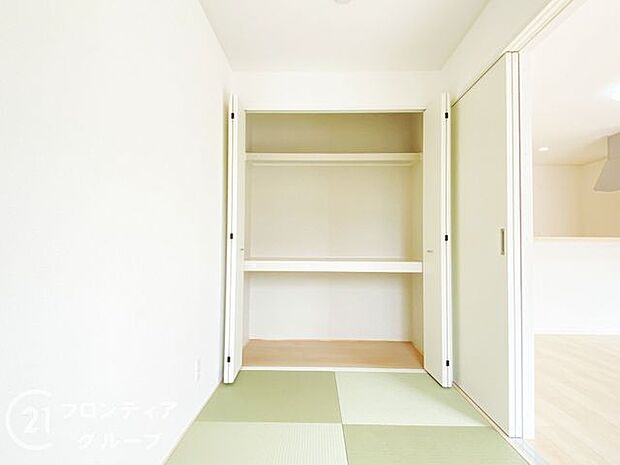 お布団も収納できる広々とした押入れは、季節のものもたくさん収納しておける便利なスペースです!