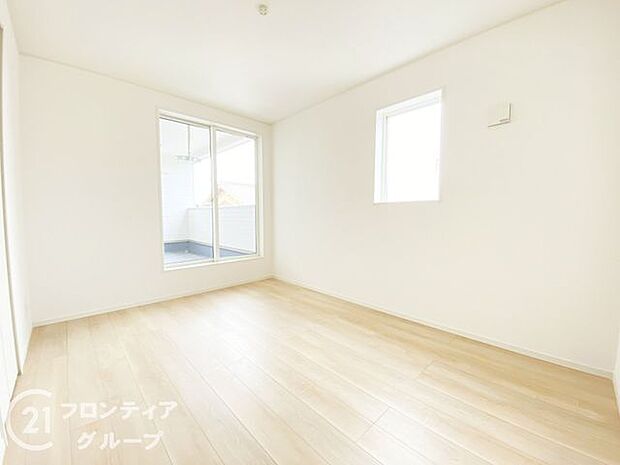 新しいフローリングは、木目が美しく部屋の雰囲気も明るくなりますね。2面採光の明るい洋室です!