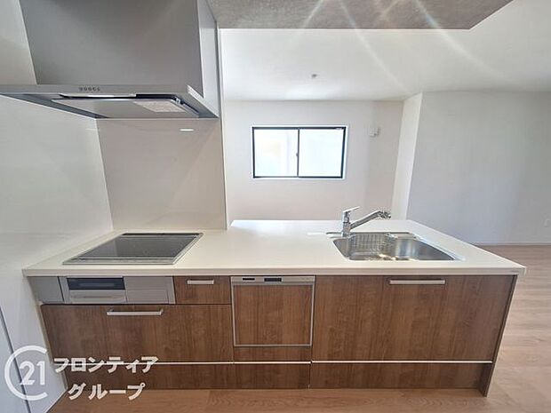 木目調のデザインが温かみを感じる、インテリアになじみやすいキッチンです