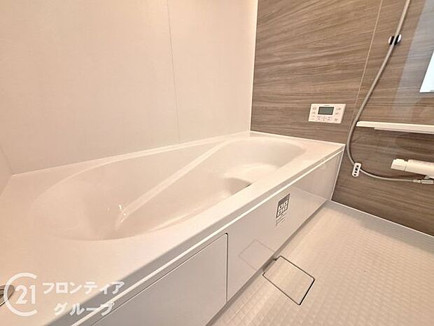 機能的で清潔なバスルームで、快適な生活を実現します。毎日の疲れを癒すリフレッシュタイムをお楽しみください。