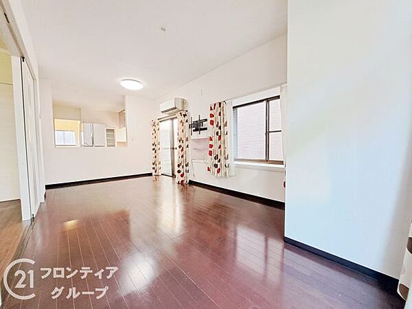 リビングは、落ち着いた色合いのフローリングが特徴です。家族の時間を大切にする理想的な空間です。