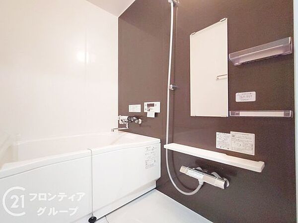 ゆったりと脚を延ばして、1日の疲れを癒せます。窓があるのでこまめに換気ができ、清潔感を保てます。落ち着いた色合いは、心を穏やかにし、リラックスタイムをより豊かにします。