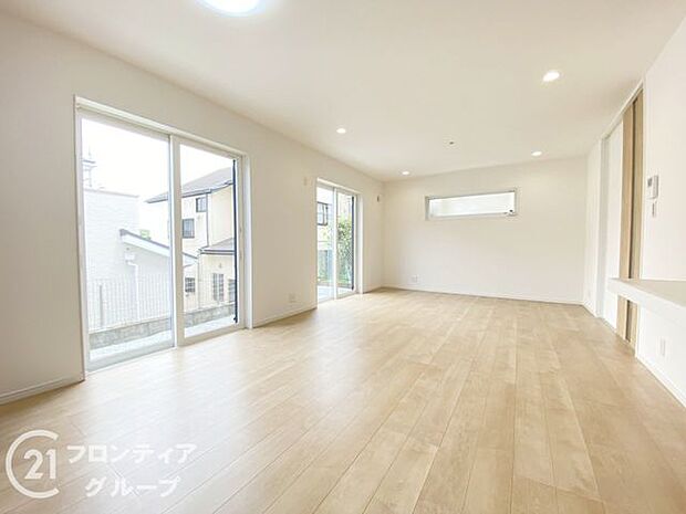 日中はお部屋全体に明るい光が差し込みます。