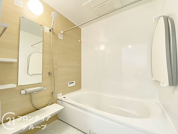 心地よいバスタイムを楽しめる、広々としたバスルームです。快適な空間で、日々の疲れを癒す贅沢な時間を提供します。