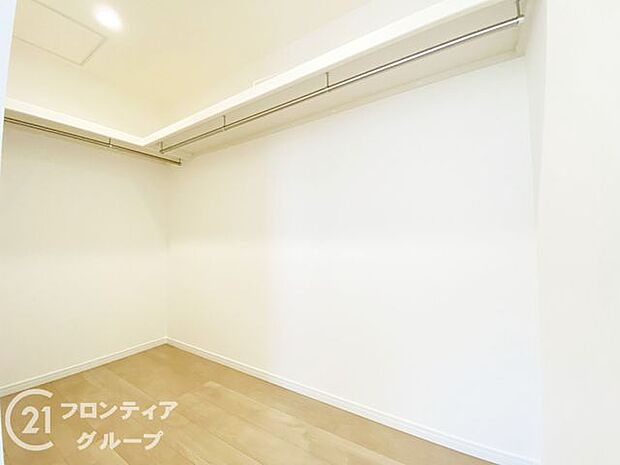 広いスペースを活用して、季節ごとの衣替えが簡単にできるのウォークインクローゼット付き！クローゼット内が常に整理整頓された状態を保てます。