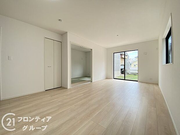 LDKには大きな窓からたくさんの光が入り、明るく、開放的な空間を演出してくれます。お友達が遊びに来た時も自慢のリビングになりますね!