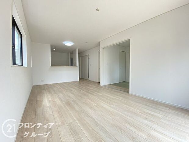 フローリングは、日常生活で床材の受ける様々な傷や、温度・湿度変化によるひび割れの発生を大幅に抑える特殊加工を施工済みです!