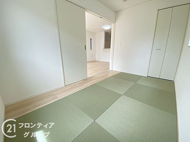 新しいい草香る畳スペースは、使い方色々!客室やお布団で寝るときにぴったりの空間ですね。