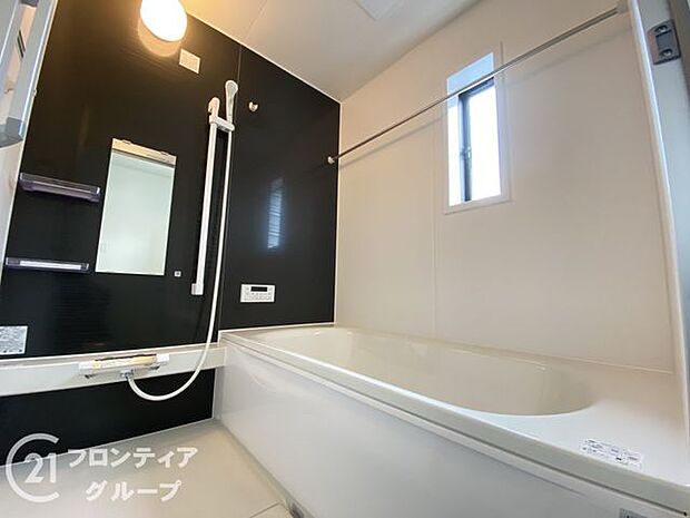 1坪以上の広々とした浴室には隠れた嬉しい設備がたっぷりついております。お掃除が楽にできたり、節水効果があったりと、バスタイムを快適にお過ごし頂けます!