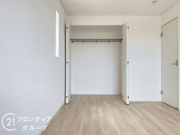 木目の美しさを際立たせるシンプルデザインのワイドクローゼットはたっぷり収納ができます!