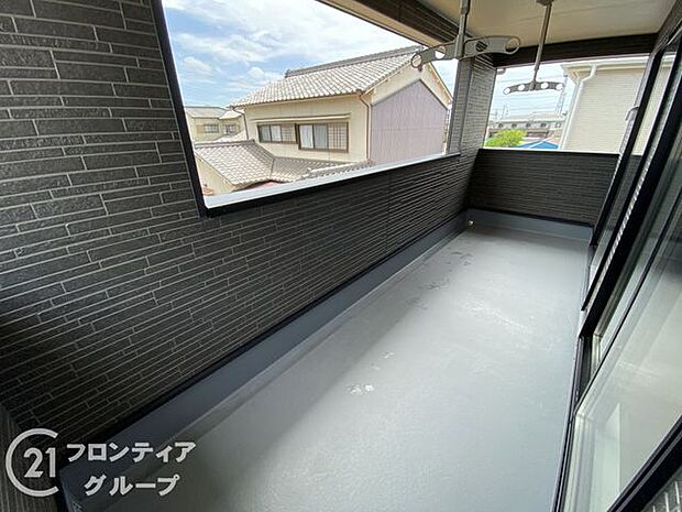 日当たりの良いバルコニーは、お洗濯が多いときも安心。たくさん干してもカラっと乾きそうです!