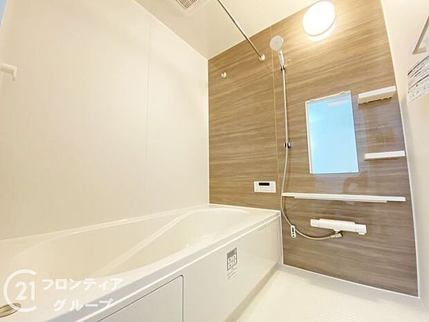 浴室乾燥機付なので、雨の日や花粉が気になる季節も部屋干しできます。