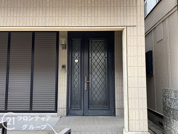 玄関は、家の顔とも言える大切なスペースで、訪れる人に温かい印象を与え、家全体の雰囲気を引き立てます！
