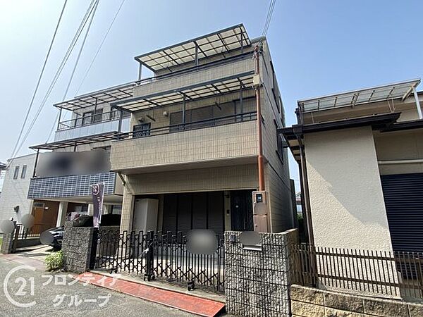 広々とした駐車スペースを備えた外観は、車の出し入れがスムーズで便利です。家族の車を安心して停められます