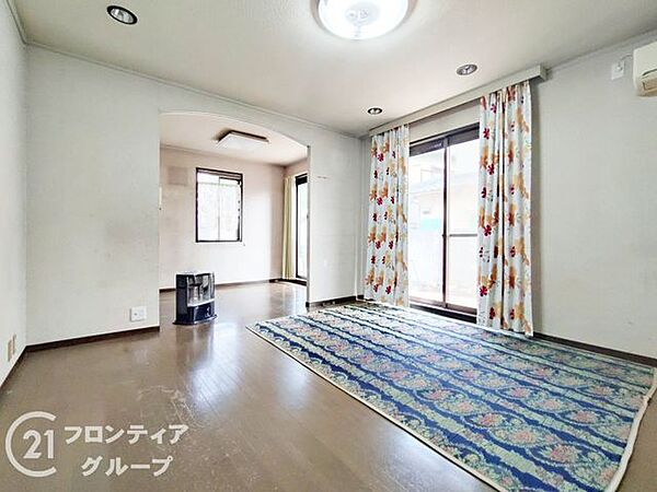 リビングは、家族や友人との時間を楽しむのに最適な広さです。快適な居住空間を提供します。