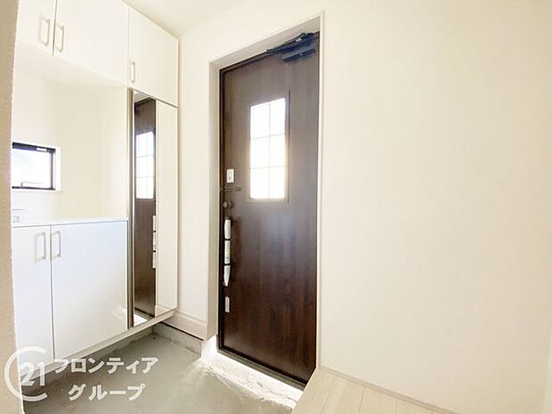 玄関ではタイルを採用しており、お掃除楽々!特にお子さまがたくさんの砂を持って帰ってきても安心ですね!