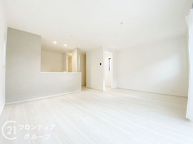 ナチュラルな色合いとはっきりとした木目で、木の温もりを感じながら過ごせる広々としたリビングです。お好きなインテリアでお気に入りの空間を作り出せますね。