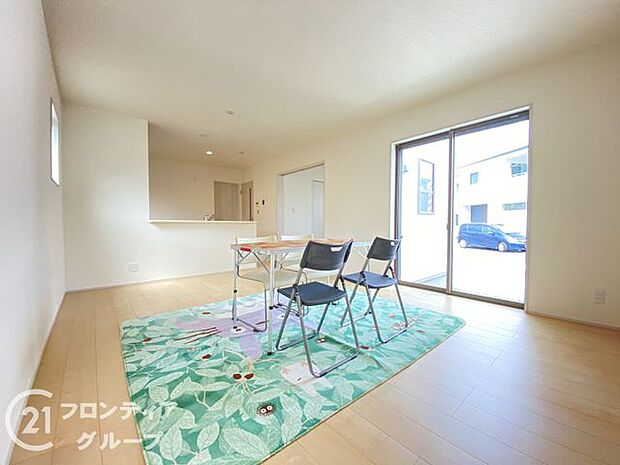 リビングのフローリング材には、木目や色調など木材特有の風合いがあり、ナチュラルな美しさで、日々の生活に温もりを与えてくれます。