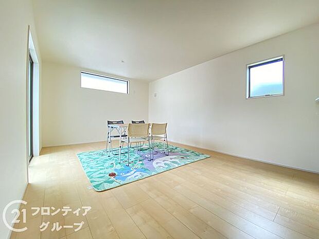 LDKには大きな窓からたくさんの光が入り、明るく、開放的な空間を演出してくれます。お友達が遊びに来た時も自慢のリビングになりますね!