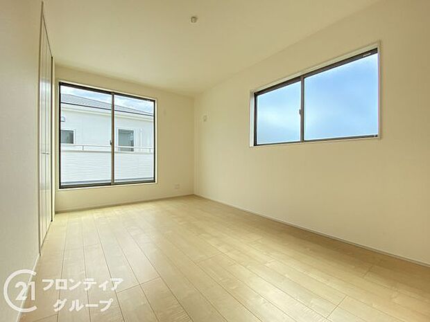 室内はシンプルな仕様となっており、それぞれの好みに合わせたインテリアで、趣味に合わせてレイアウトしやすくなっております。