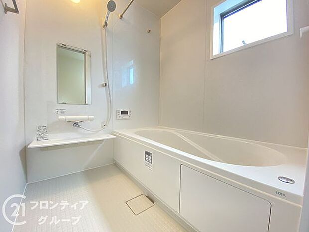 浴槽は環境にやさしい節水タイプを採用。浴槽内ステップで半身浴や親子入浴も楽しめるので、毎日のバスタイムをエコで素敵に演出してくれる小窓付きの浴室です