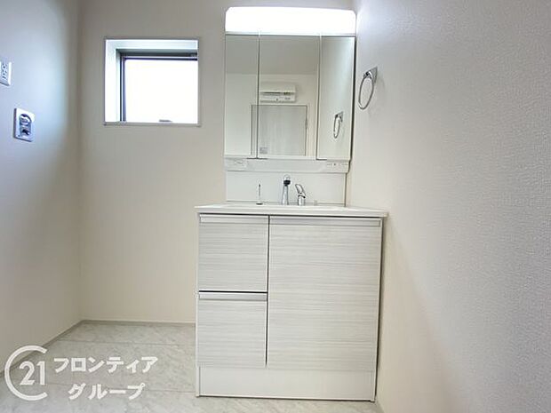 曇り止めヒーター付きのミラーキャビネットを採用しております。ミラーの内側がすべて収納スペースになっているので、スタイリング剤や歯ブラシなどの収納に便利ですね。