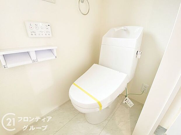 便器にふちがなく、汚れが隠れて見えない部分が極端に少なくなっており、お手入れも楽々！スピーディでパワフルな洗浄力を実現しています！