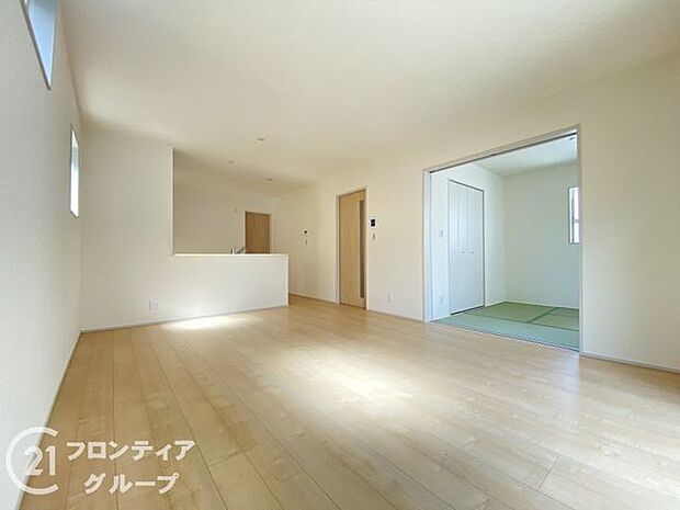 リビングのフローリング材には、木目や色調など木材特有の風合いがあり、ナチュラルな美しさで、日々の生活に温もりを与えてくれます。