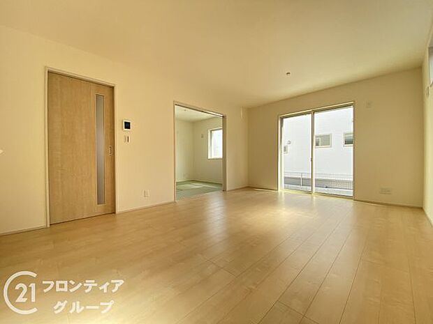 LDKには大きな窓からたくさんの光が入り、明るく、開放的な空間を演出してくれます。お友達が遊びに来た時も自慢のリビングになりますね！