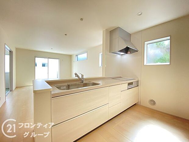 お手入れが楽に行える換気扇やステンレスワークトップは毎日お料理する奥様の味方！