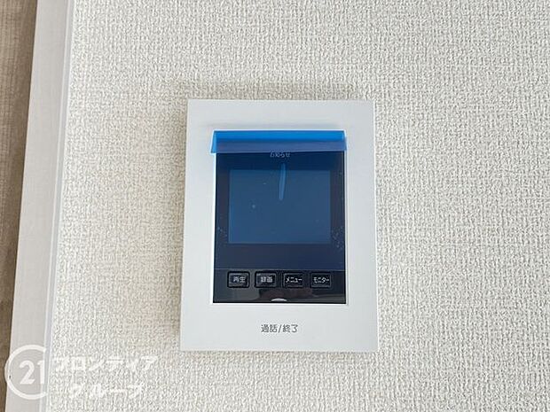 ハンズフリー機能を備えたカラーモニターインターホンを採用！お料理中などで手が塞がっていても便利に応答可能です！夜間の映像確認機能もついていて、安心ですね！