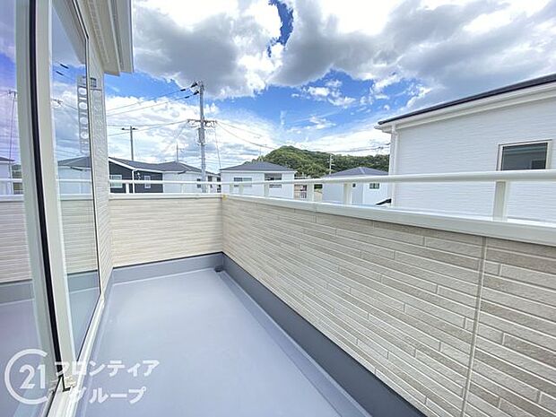 日当たりの良いバルコニーは、お洗濯が多いときも安心！たくさん干してもカラっと乾きそうです！