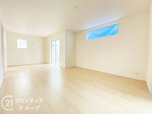 LDKには大きな窓からたくさんの光が入り、明るく、開放的な空間を演出してくれます。お友達が遊びに来た時も自慢のリビングになりますね！